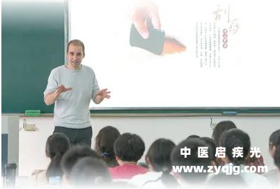 黄瑾明（左）和黄汉儒（右，现为全国名中医）在研讨壮医学.png